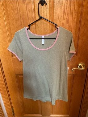 Lularoe Classic T
Size XS
Seems large